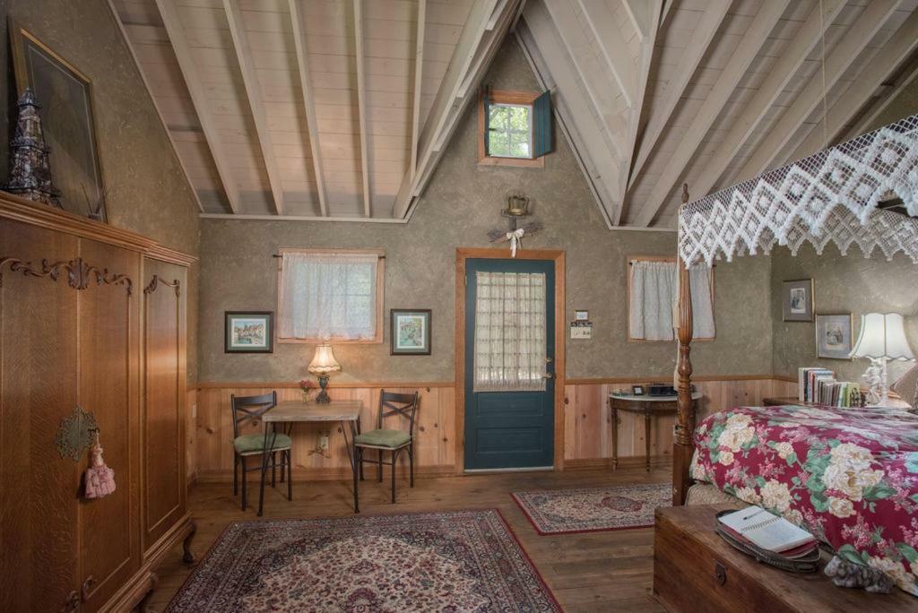 7F Lodge And Events College Station Bagian luar foto