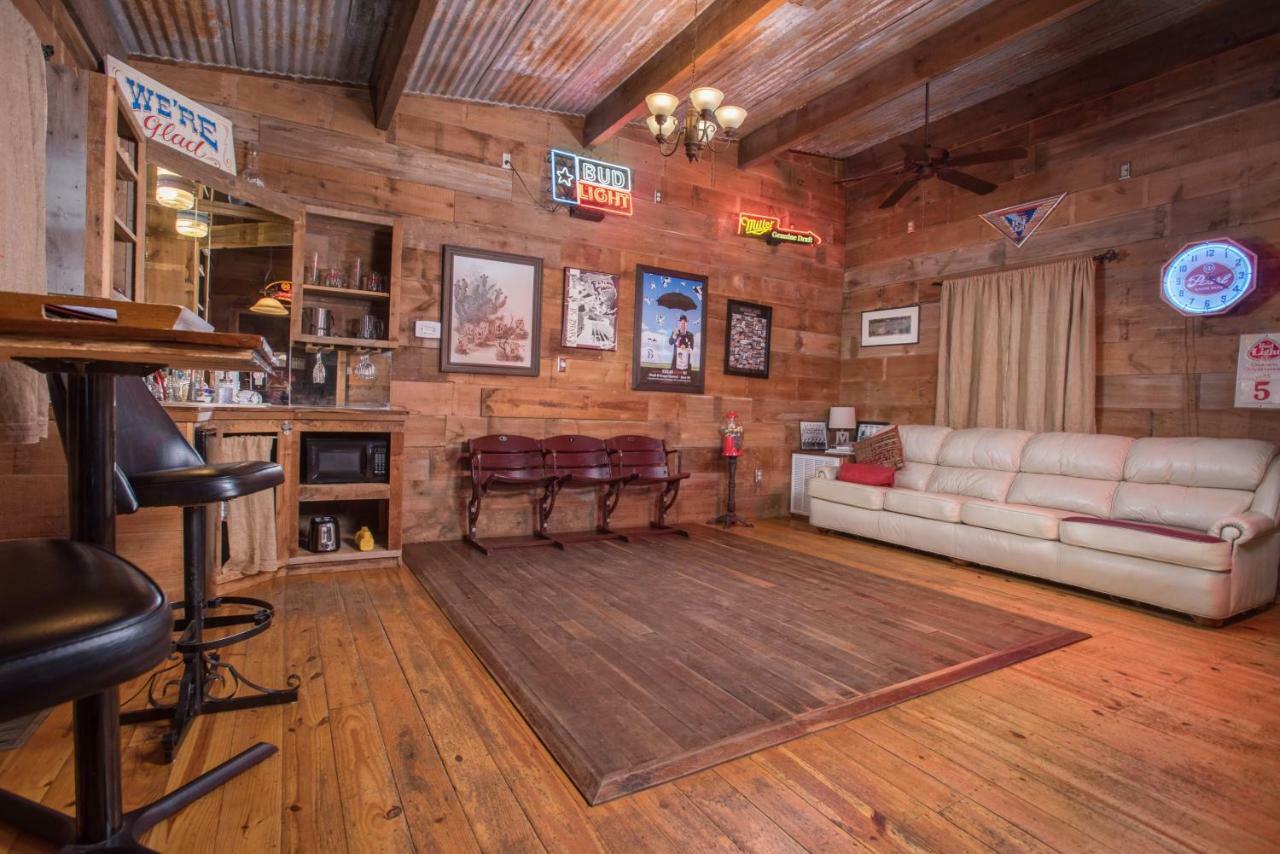 7F Lodge And Events College Station Bagian luar foto