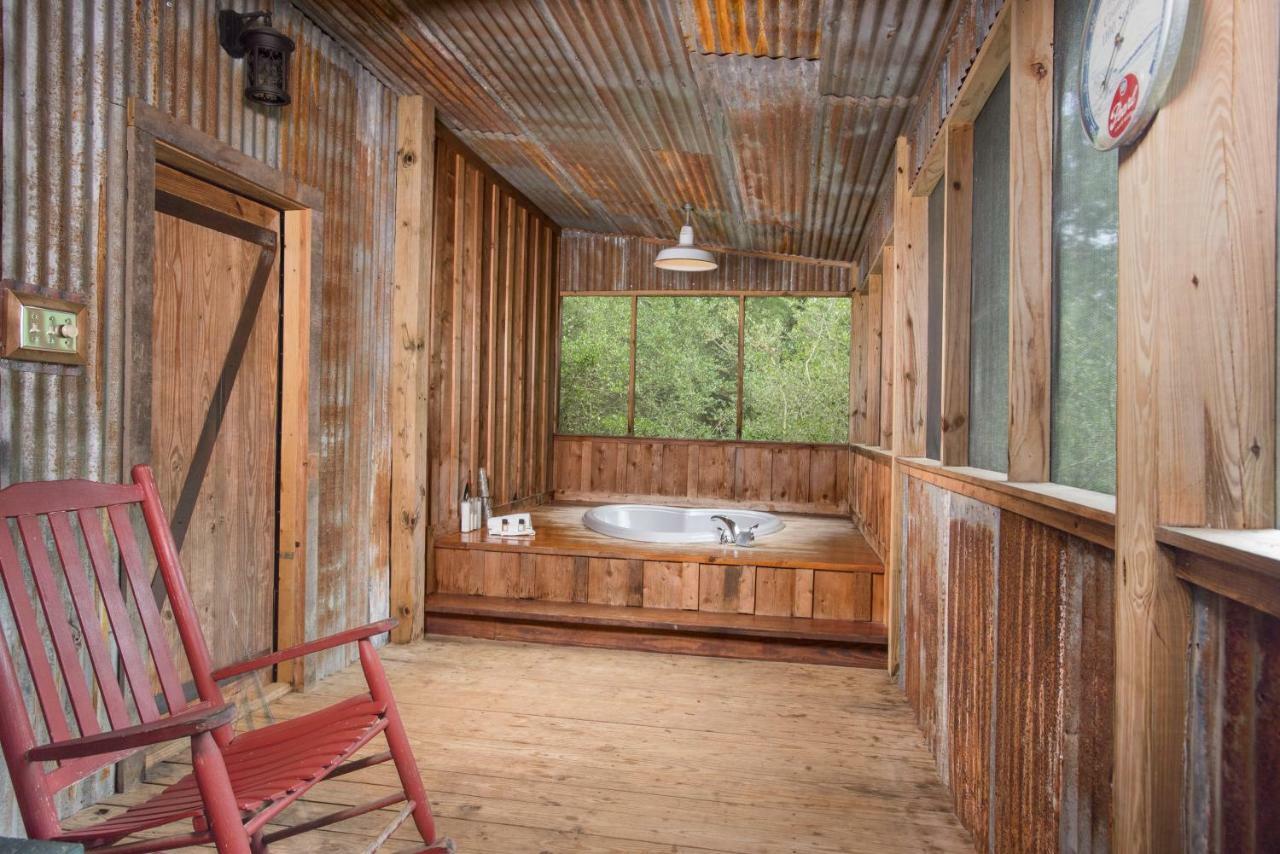 7F Lodge And Events College Station Bagian luar foto