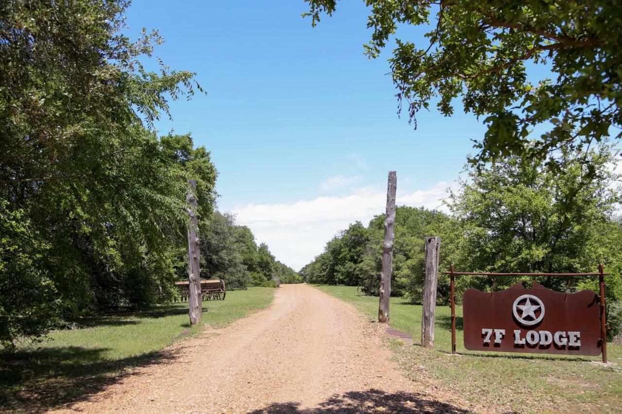 7F Lodge And Events College Station Bagian luar foto